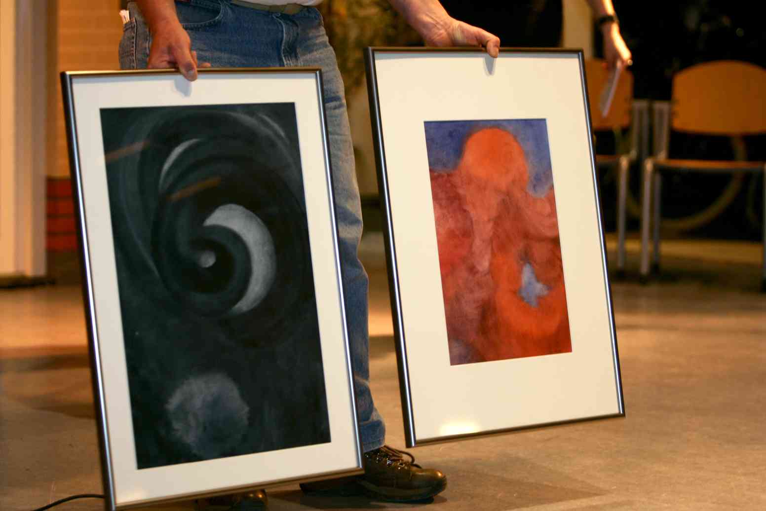 Op de benefietavond werden ook spullen geveild voor de vakantiewoning zoals deze schilderijen.